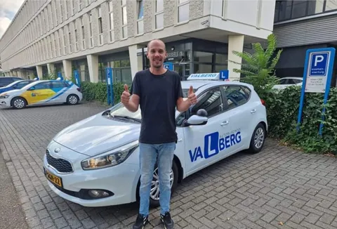 Trotse geslaagde kandidaat bij de lesauto van rijschool Valberg