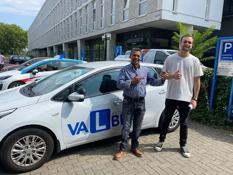 Trotse geslaagde leerling voor het CBR examencentrum in Maastricht