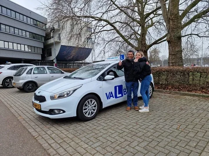 Leerling geslaagd voor het praktijkexamen bij het CBR