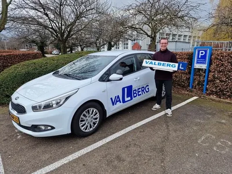 Geslaagde kandidaat van rijschool Valberg met rijbewijs