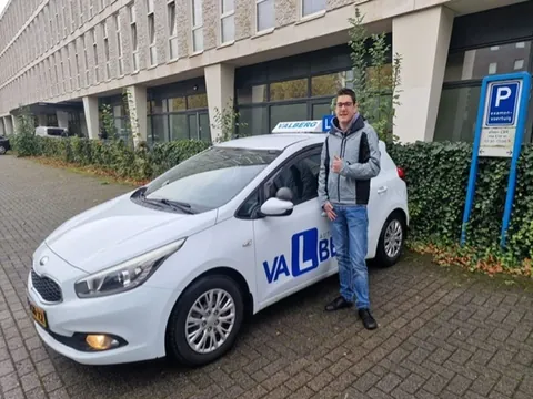 Leerling geslaagd voor het autorijbewijs bij rijschool Valberg