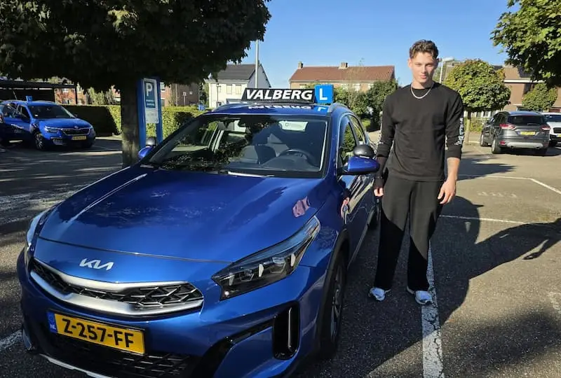 Sten van der Loo geslaagd voor zijn rijbewijs bij Autorijschool Valberg