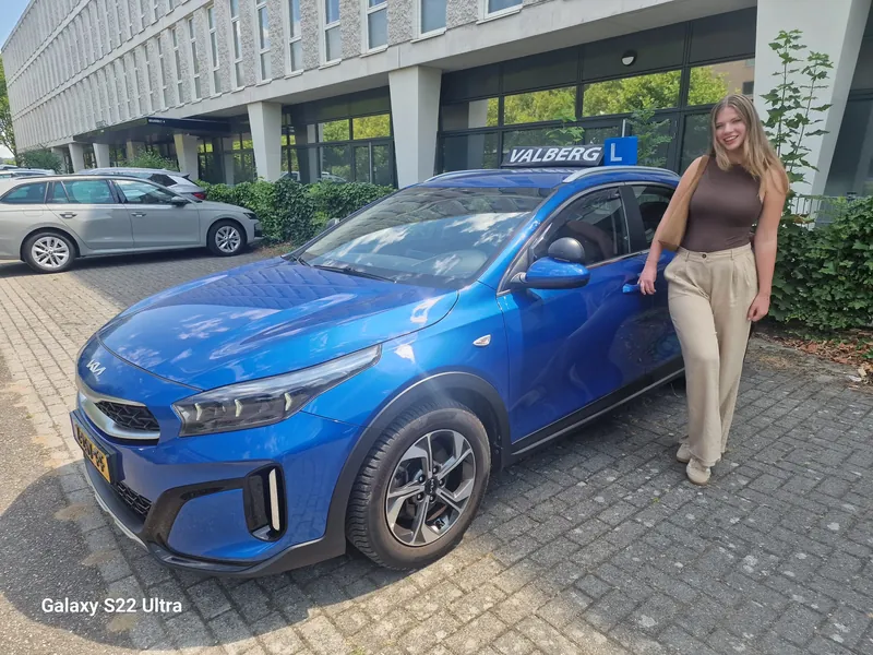 Trotse geslaagde leerling na het praktijkexamen bij rijschool Valberg