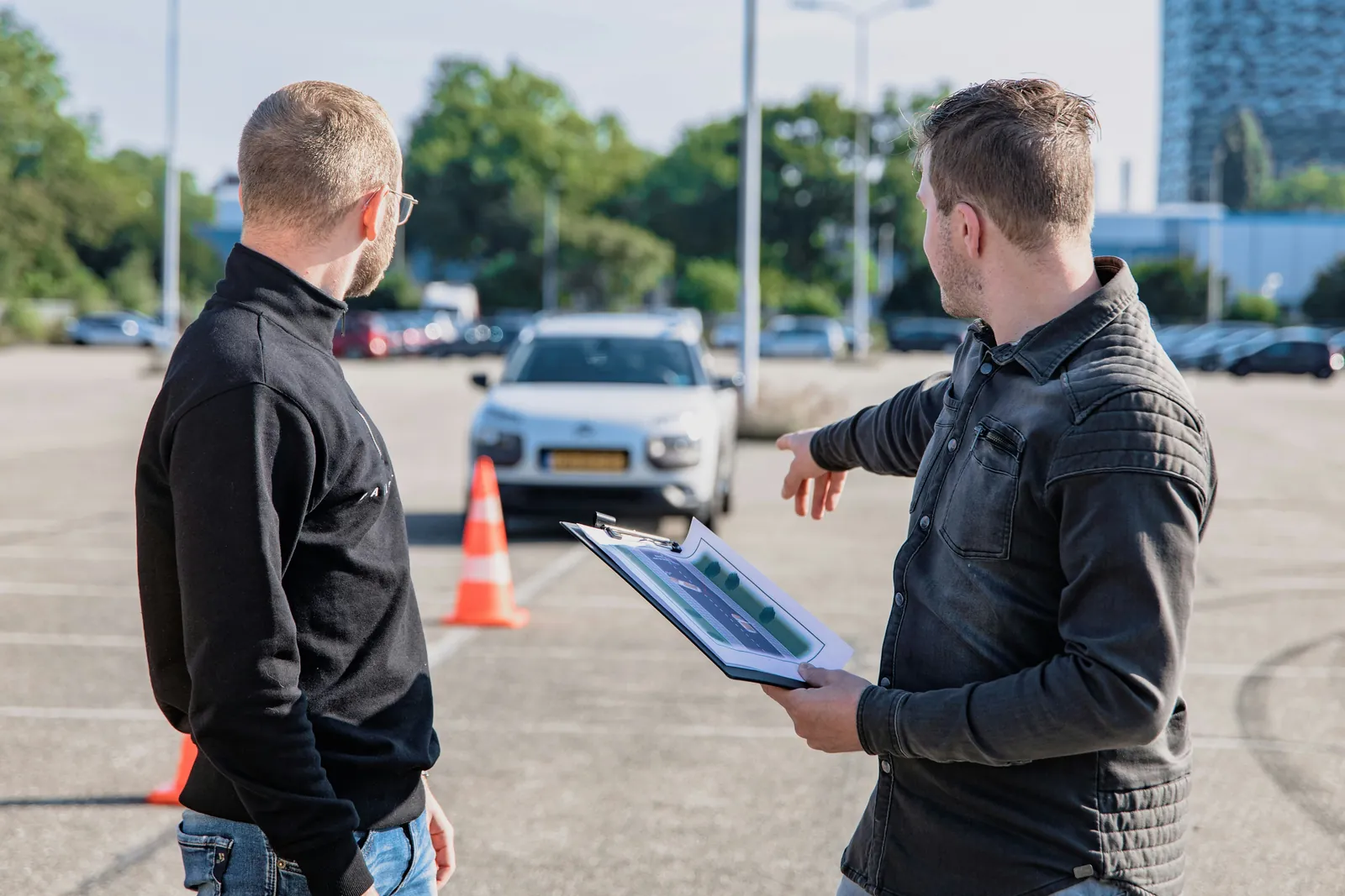 Rijinstructeur van Autorijschool Valberg geeft uitleg tijdens een praktijkles