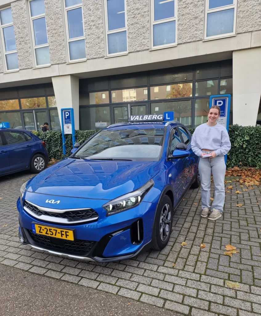 Afbeelding-van-Een-trotse-glimlach-Kayli-Duijzings-is-geslaagd-voor-haar-rijbewijs-en-is-klaar-voor-de-open-weg